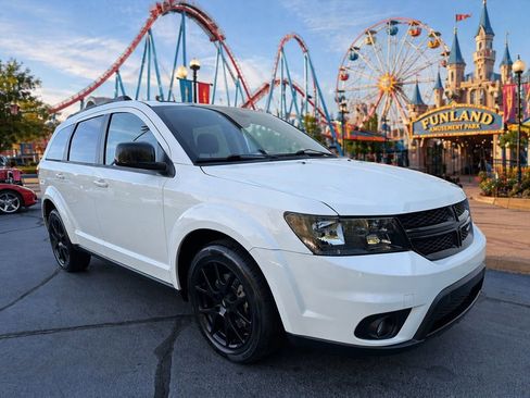 Used 2019 Dodge Journey SE FWD image 1