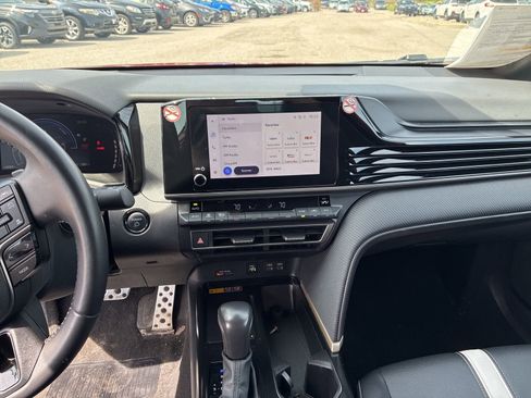 Used 2025 Toyota Camry SE image 18