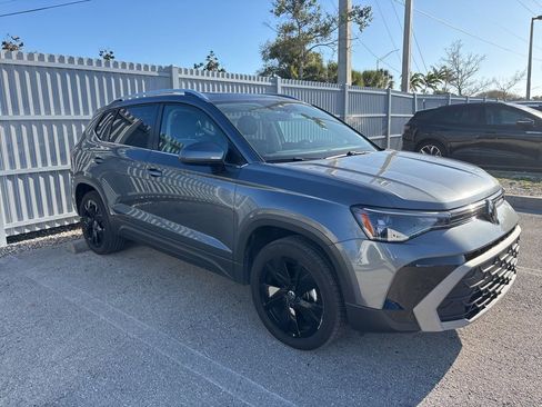 Certified 2025 Volkswagen Taos SE w/ Panoramic Sunroof Package image 2