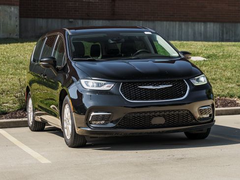 Used 2024 Chrysler Pacifica Touring-L FWD image 2