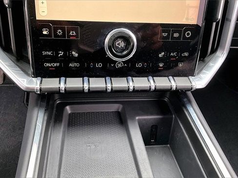 Used 2025 GMC Acadia Elevation image 16