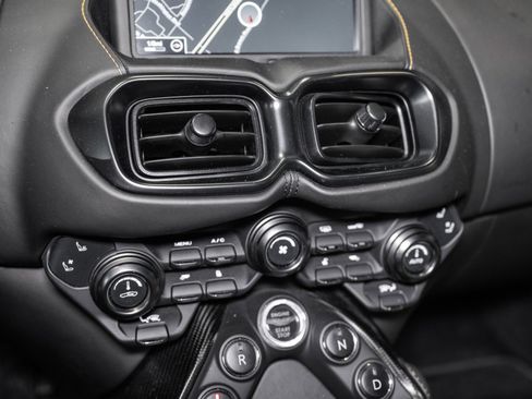 Used 2019 Aston Martin V8 Vantage Coupe image 26