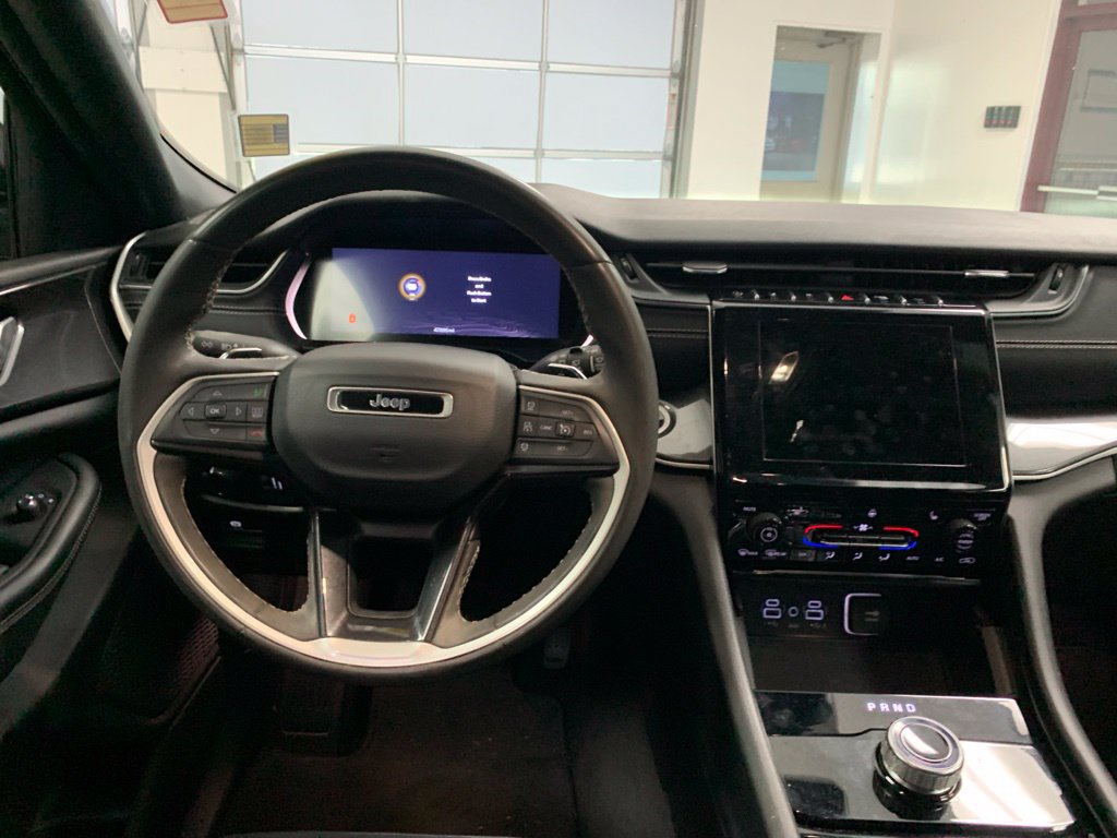 Used 2023 Jeep Grand Cherokee Altitude AWD/4WD image 10