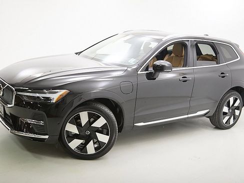 Certified 2023 Volvo XC60 T8 Ultimate w/ Climate Package image 3