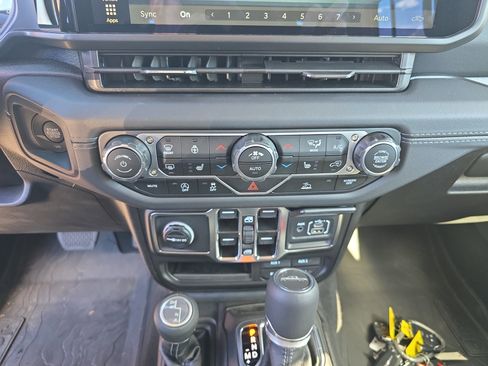 New 2025 Jeep Gladiator Sport image 25