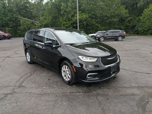 Used 2023 Chrysler Pacifica Touring-L FWD image 7