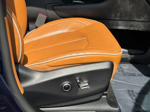 Used 2023 Chrysler Pacifica Pinnacle FWD image 14