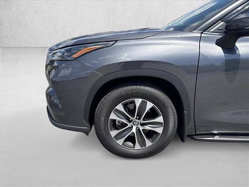 Used 2022 Toyota Highlander XLE AWD/4WD image 26