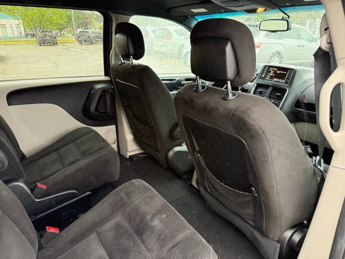 Used 2016 Dodge Grand Caravan SE FWD image 28