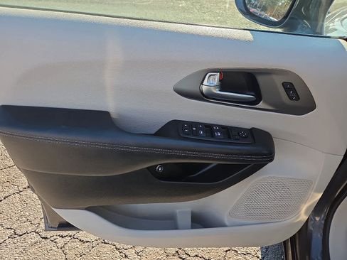 Used 2022 Chrysler Pacifica Touring-L image 14