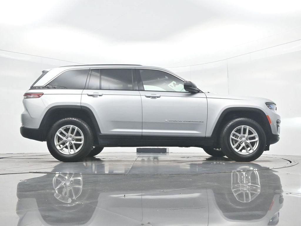 Used 2025 Jeep Grand Cherokee Laredo X AWD/4WD image 36