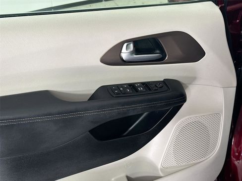 Used 2018 Chrysler Pacifica Touring Plus image 17