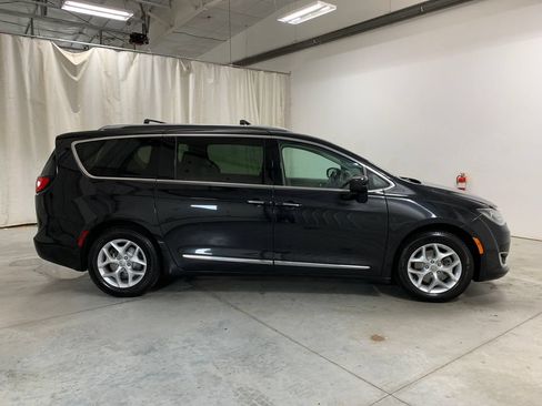Used 2018 Chrysler Pacifica Touring-L w/ Tire & Wheel Group FWD image 29