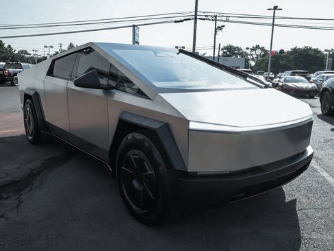 Used 2025 Tesla Cybertruck AWD Crew Cab image 3