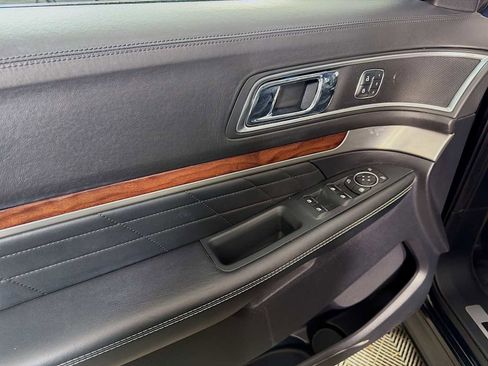 Used 2018 Ford Explorer Platinum image 16