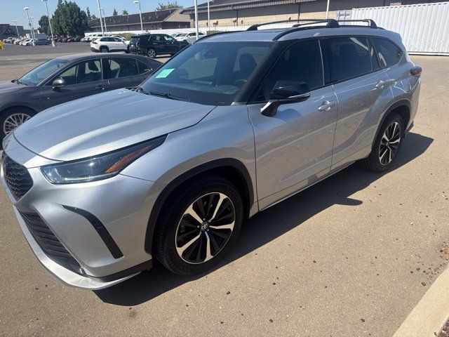 Used 2022 Toyota Highlander XSE AWD/4WD image 1