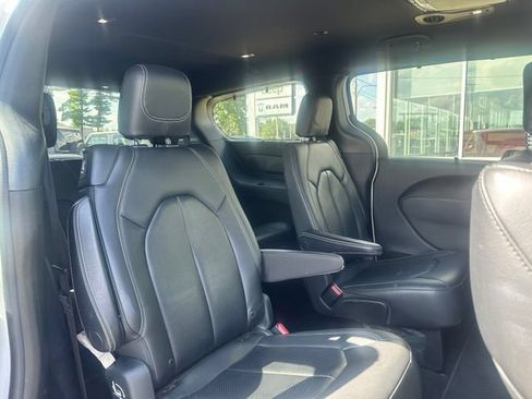 Used 2018 Chrysler Pacifica Touring-L w/ Advanced Safetytec Group FWD image 11
