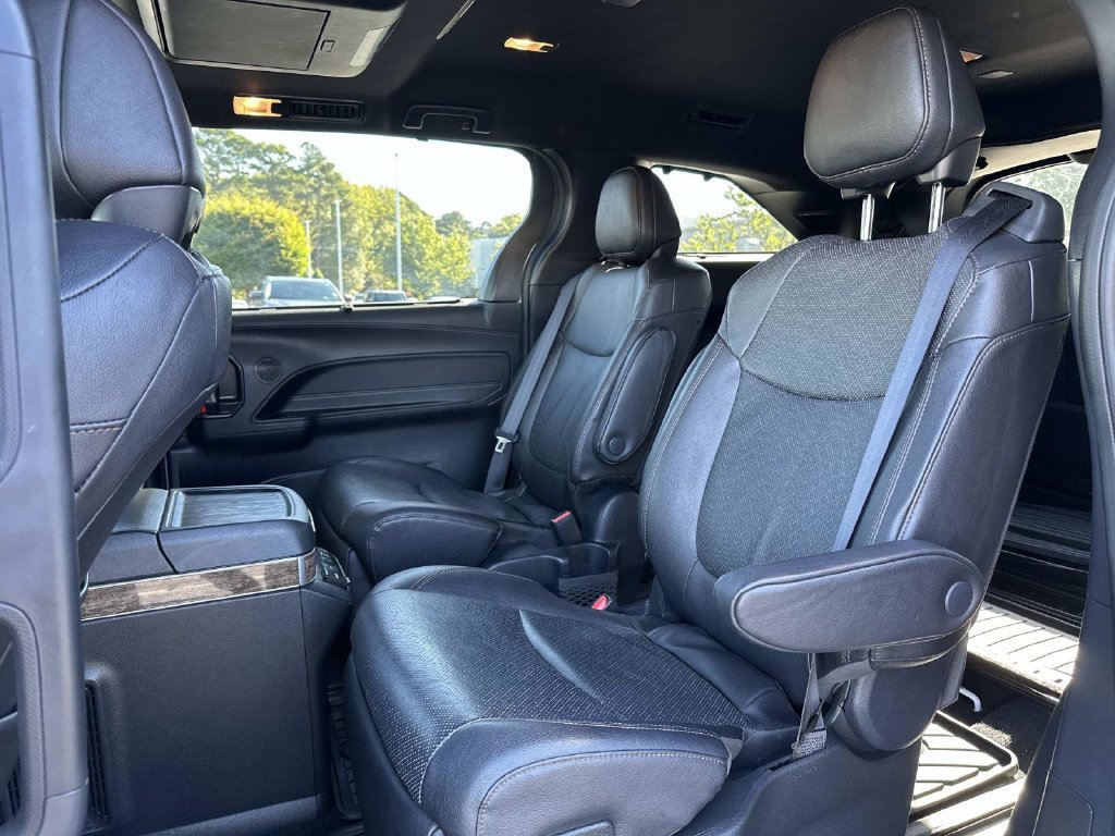 Used 2025 Toyota Sienna Platinum AWD/4WD image 17