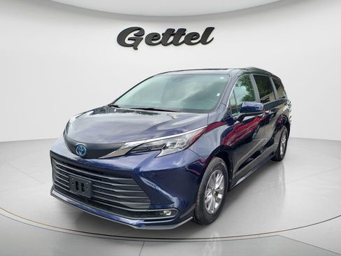 Used 2025 Toyota Sienna XLE FWD image 1