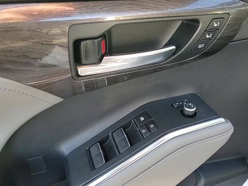 Used 2023 Toyota Highlander Limited image 12