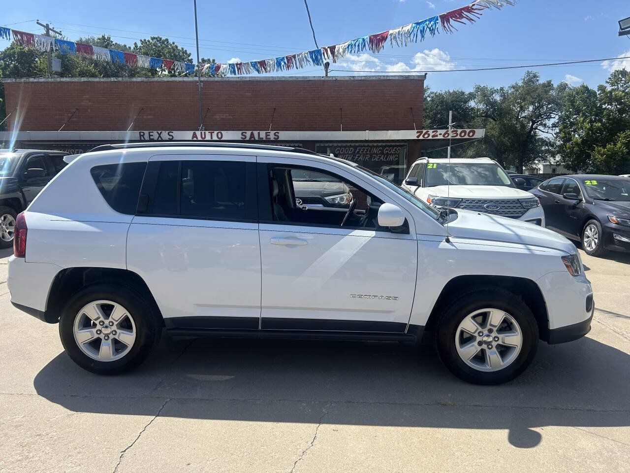 Used 2017 Jeep Compass Latitude FWD image 10