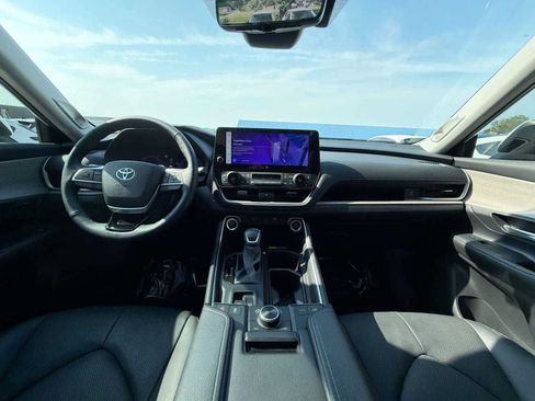 Used 2025 Toyota Grand Highlander AWD image 12