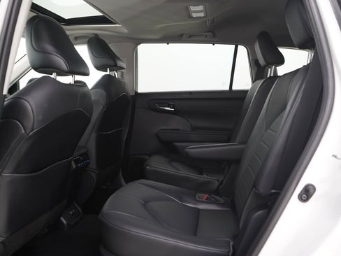 Used 2021 Toyota Highlander XLE AWD/4WD image 16