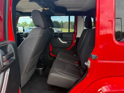 Used 2017 Jeep Wrangler Unlimited Sahara AWD/4WD image 11