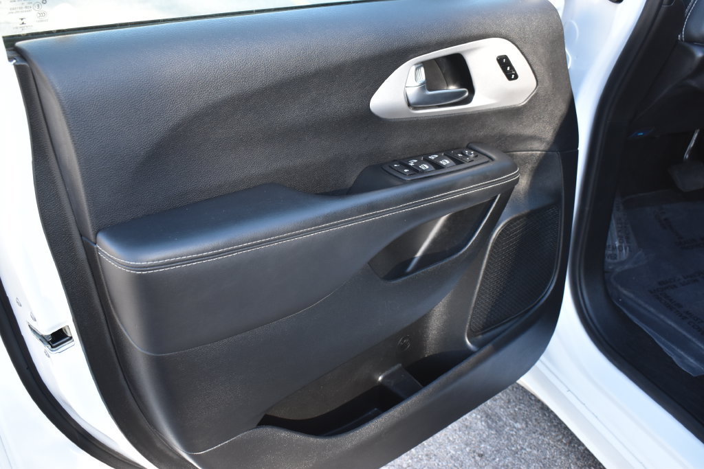Used 2025 Chrysler Pacifica Limited FWD image 17