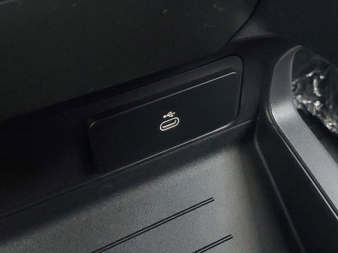 Used 2025 Land Rover Defender 90 S image 29