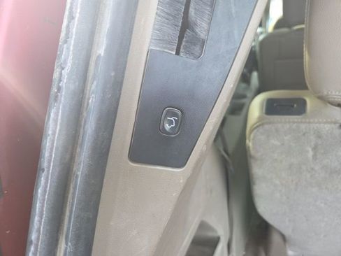 Used 2013 Chrysler Town & Country Touring image 9