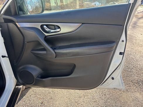 Used 2015 Nissan Rogue SV w/ SV Moonroof Package image 22