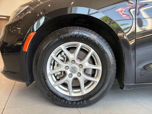 Used 2024 Chrysler Pacifica Touring-L FWD image 26