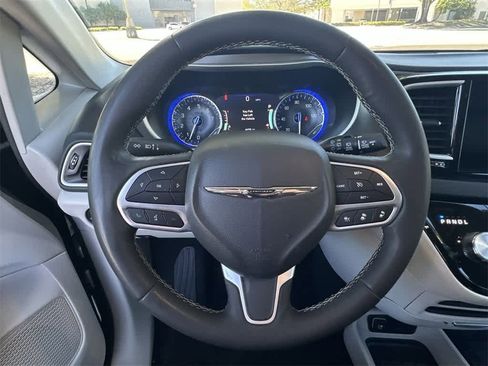 Used 2023 Chrysler Pacifica Touring-L image 15