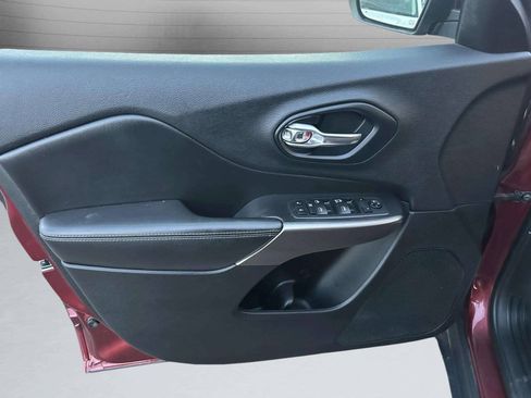 Used 2019 Jeep Cherokee Latitude w/ Popular Appearance Group FWD image 13