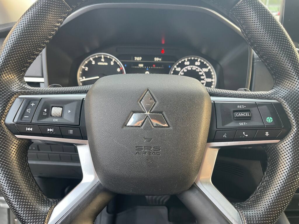 Used 2024 Mitsubishi Outlander SE AWD/4WD image 17