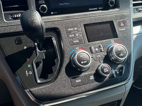Used 2018 Toyota Sienna LE AWD/4WD image 25