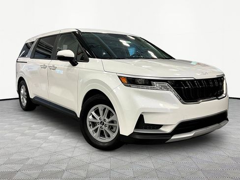 Used 2024 Kia Carnival LX FWD image 3