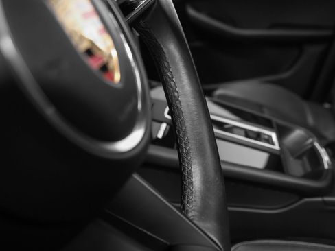 Certified 2023 Porsche Macan AWD/4WD image 35