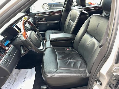 Used 2009 Lincoln Town Car Signature Limited RWD image 6