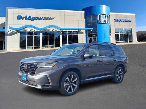 New 2025 Honda Pilot Touring image 2