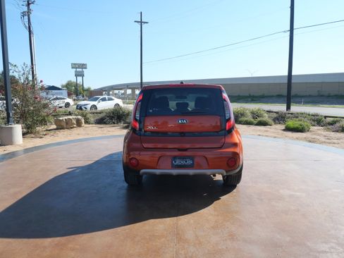 Used 2019 Kia Soul + image 3