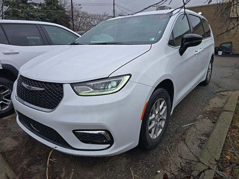 Used 2026 Chrysler Pacifica Select image 1