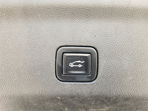 Used 2022 Chevrolet Suburban Z71 image 15