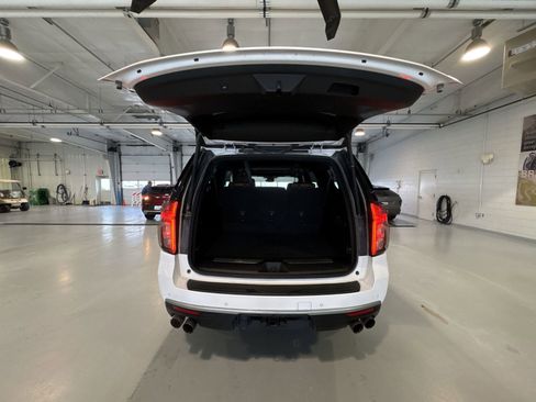 Used 2023 Chevrolet Suburban High Country image 27