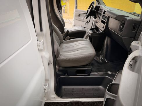 Used 2014 Chevrolet Express 2500 RWD image 21