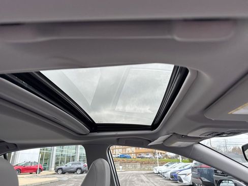 Used 2021 Toyota Camry XLE w/ Navigation Upgrade Package image 8