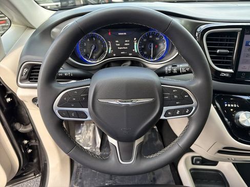 Used 2023 Chrysler Pacifica Touring-L FWD image 23