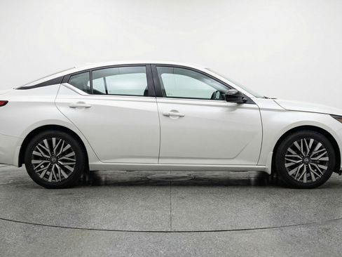 Used 2025 Nissan Altima 2.5 SV FWD image 11