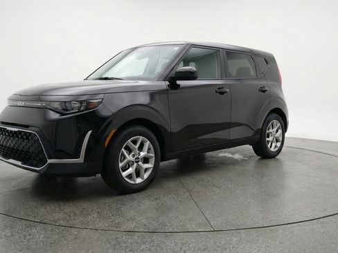 Used 2025 Kia Soul LX w/ LX Technology Package image 3